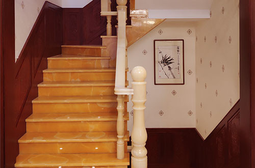 中江中式别墅室内汉白玉石楼梯的定制安装装饰效果